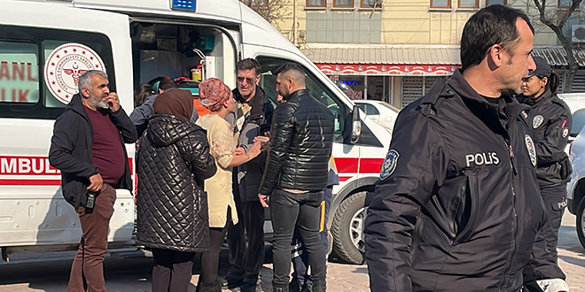 Eski karısını bıçakla rehin alan şüpheli, çocuklarını görünce teslim oldu