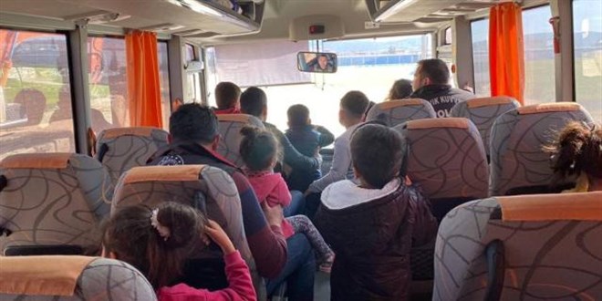 Depremzede çocuklar polis aracıyla gezdi