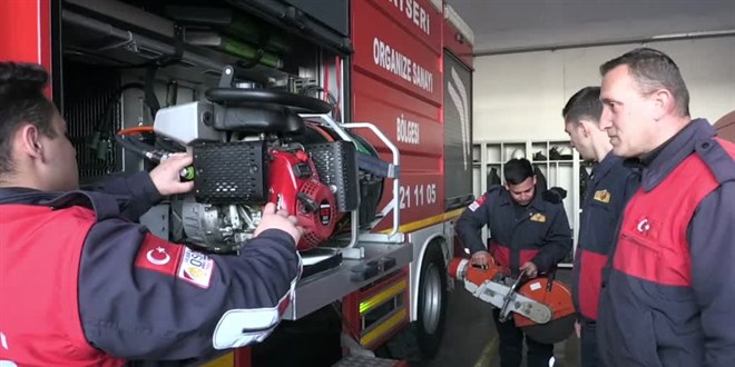 İtfaiyeciler artçı sarsıntıda 'Abi beni bırak' diyen İdil'in kurtarılma anını anlattı