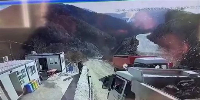 Rize'de freni boşalan kamyonun devrilme anı güvenlik kamerasınca görüntülendi