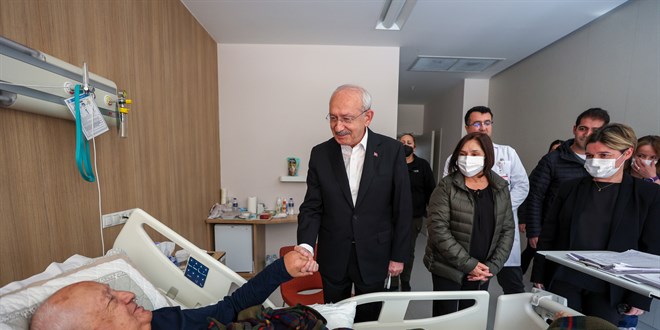 Kılıçdaroğlu ve eşi, Bilkent Şehir Hastanesi'nde tedavi gören depremzedeleri ziyaret etti