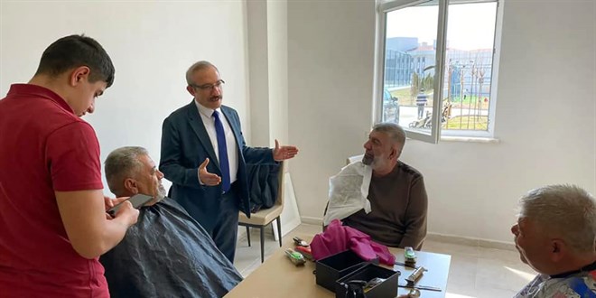 Muğla'da kuaförlük eğitimi alan öğrenciler depremzedeleri tıraş etti