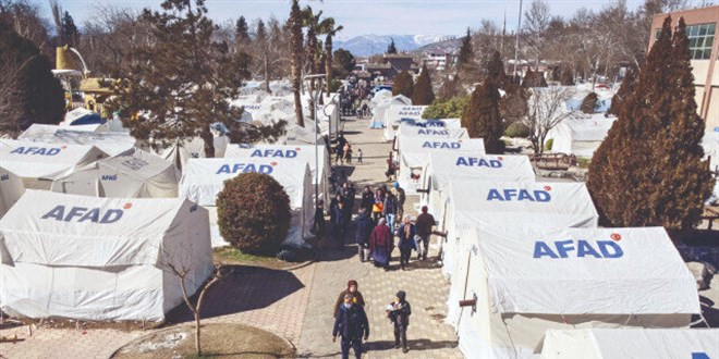 Yardmlar durmasn: 300 bin kii adr ve konteyner kentlerde yayor