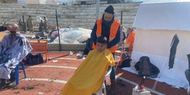 Gönüllü berber ve kuaförler, Afşin'de depremzedelere ücretsiz hizmet veriyor