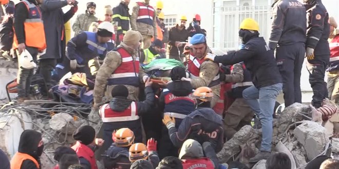 Kolonun altında 13 saat kalan ayağı doktorların çabasıyla kesilmekten kurtarıldı