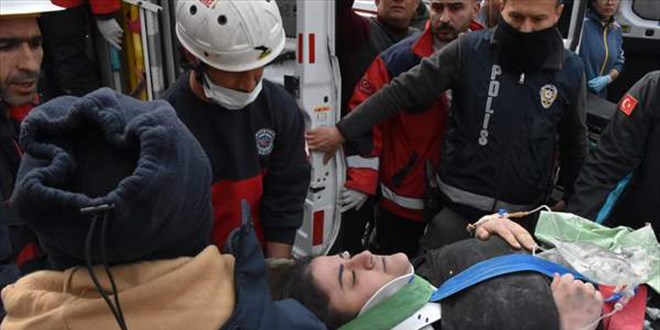 Eşya almak isteyen baba ve kızı enkazdan kurtarıldı