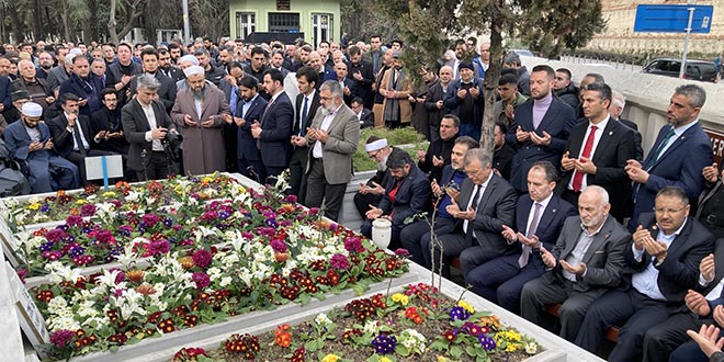 Eski babakanlardan Necmettin Erbakan kabri banda anld