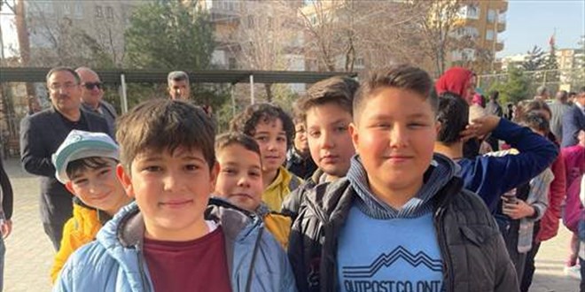 Bazı deprem bölgelerinde öğrenciler dersbaşı yaptı