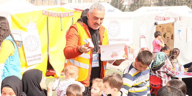 Beş büyük deprem atlatan okul müdürü çadır kentte vatandaşlara destek oluyor