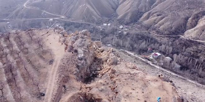 Deprem nedeniyle Malatya'nın Darende ilçesinde yarıklar oluştu