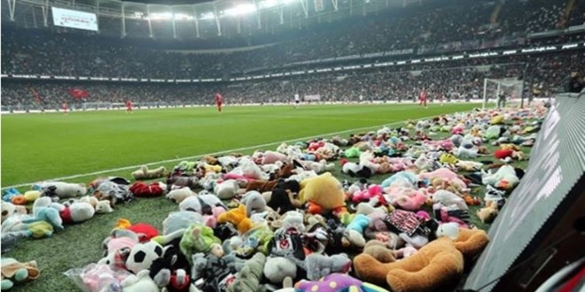Beşiktaş taraftarının çocuklara yardımı deprem bölgesine ulaştı