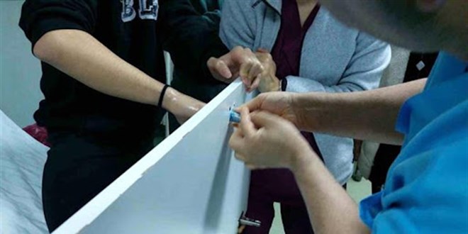 Lise öğrencisi parmağının sıkıştığı dolap kapağıyla hastaneye kaldırıldı