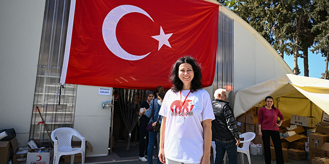 Rus kadın doğum uzmanı deprem bölgesinde görev yapıyor