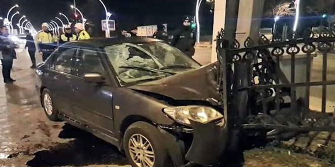 Otomobil, direğe çarptı; emekli öğretmen öldü, kızı ve torunu yaralı