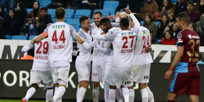 Ümraniyespor, Trabzonspor galibiyetiyle lige tutundu