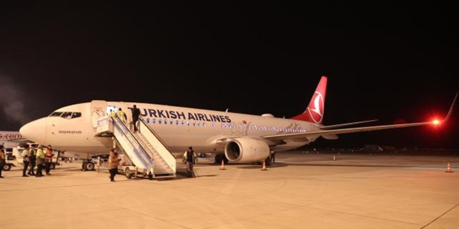 Meyve kokusu uçağa iniş yaptırdı