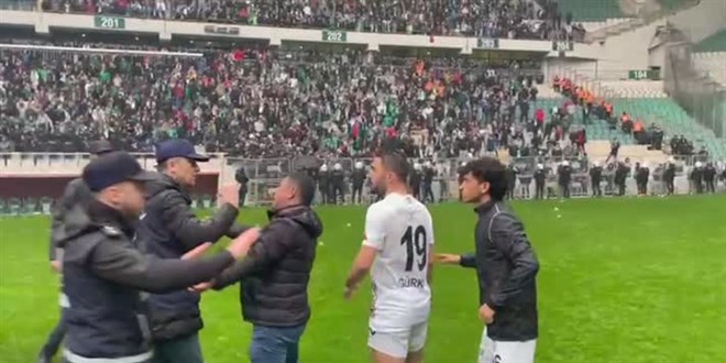 Bursaspor-Amed Sportif Faaliyetler maçında olaylar çıktı