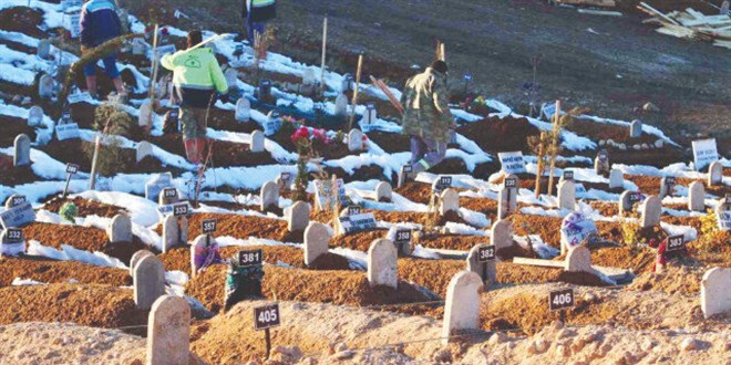 Mahşerin provası gibiydi: Cenaze namazları tek tek kılındı