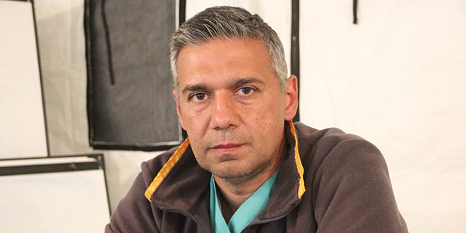 Depremde anne ve babasını kaybeden başhekim görevinin başından ayrılmadı