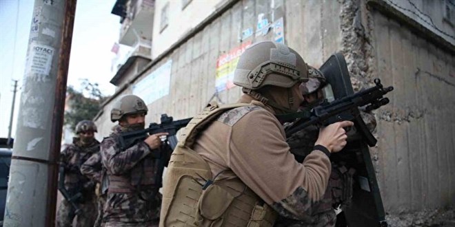 110 polisle afak vakti PKK operasyonu: Evlere 'koba' kullanlarak girildi