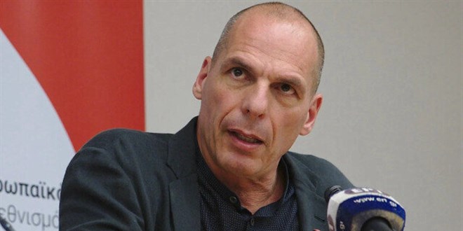 Yunanistan'ın muhalefet partisi lideri sokakta darbedildi
