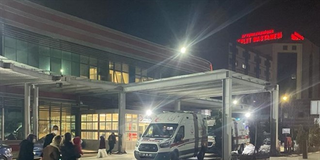 Afyonkarahisar'daki park halindeki 2 araca çarpan otomobildeki 1 kişi öldü, 4 kişi yaralandı