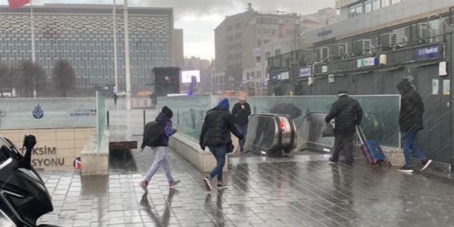 İstanbul'da sağanak ve fırtına zor anlar yaşattı