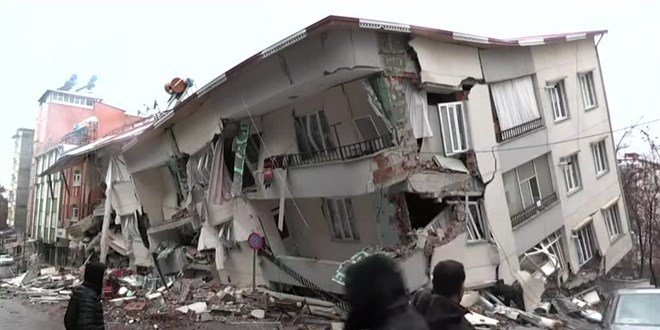 Depremde yıkılan binanın projeye uygunluğunu lise mezunu müteahhit kontrol etmiş