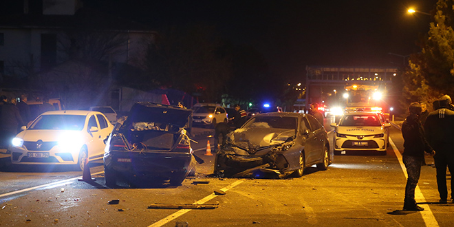 Üç otomobilin karıştığı kazada 2 kişi öldü, 2 kişi yaralandı