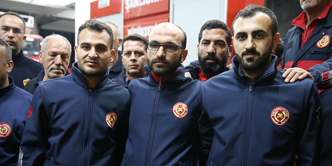 Boğulma tehlikesi geçiren itfaiyeci üzerini değiştirip tekrar suya girmiş