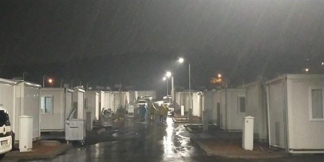 Sağanak yağmur depremzedelere zor anlar yaşattı