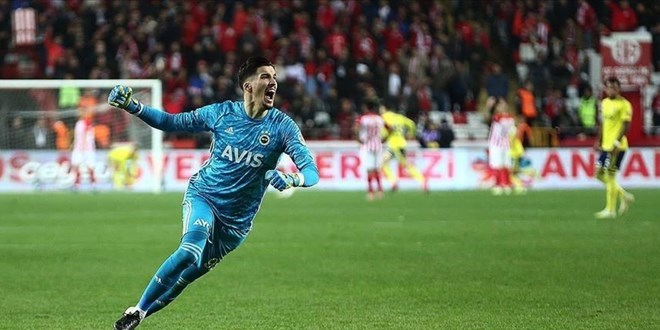 Fenerbahçe'den Altay Bayındır'a yeni sözleşme