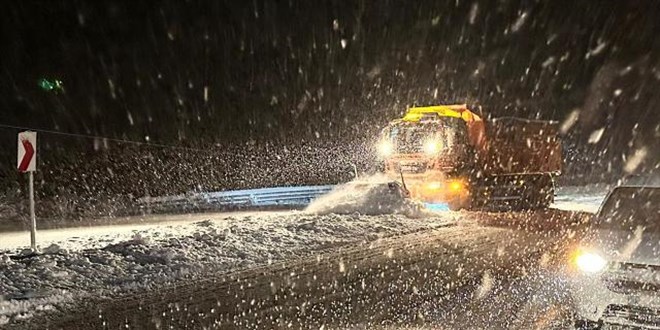 Bayburt-Erzurum kara yolu, kar ve tipi nedeniyle kapandı