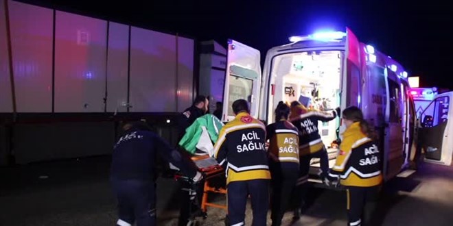 Uşak'ta tır ile otomobilin çarpışması sonucu 1 kişi öldü, 3 kişi yaralandı