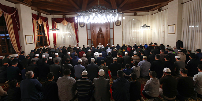 Deprem bölgesindeki 6 ilde ilk teravih namazı kılındı