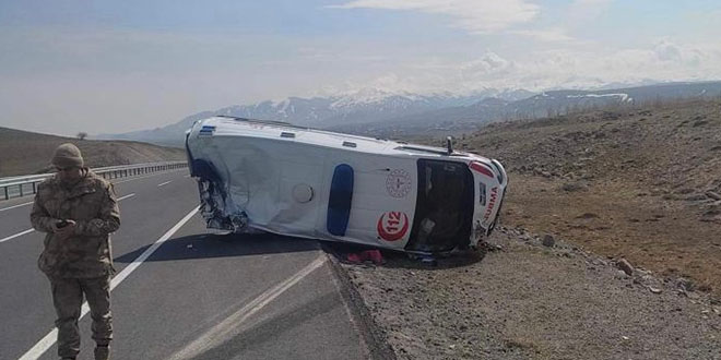 Ağrı'da devrilen ambulanstaki 3 sağlık personeli yaralandı