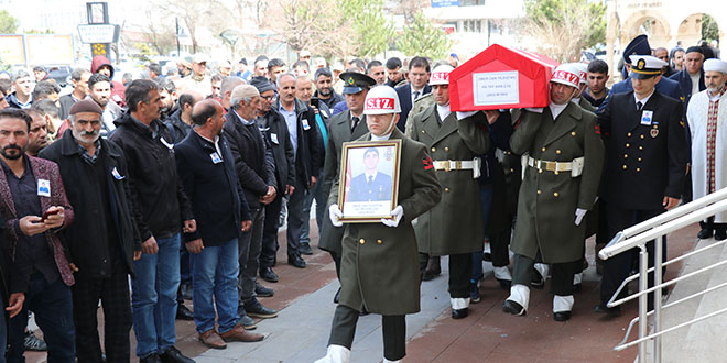 23 yaşındaki astsubay İzmir'de trafik kazasında hayatını kaybetti