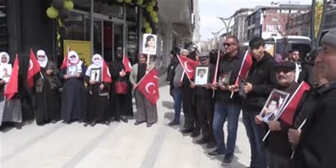 Vanlı aileler HDP İl Başkanlığı önündeki eylemlerini sürdürdü