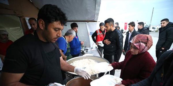 Hatay'da konteyner ve çadır kentlerde kalan depremzedeler ilk iftarı yaptı
