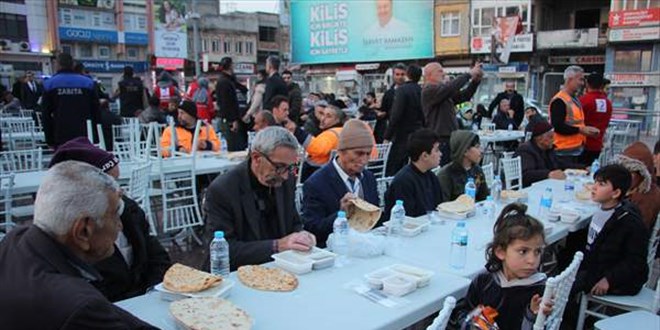 Deprem bölgesindeki 6 ilde ilk iftar yapıldı