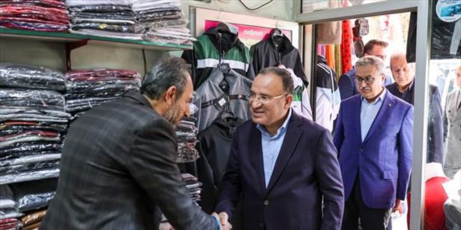Adalet Bakanı Bekir Bozdağ, Diyarbakır'da depremzedelerle iftar yaptı