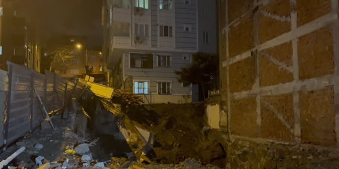 Bayrampaşa'da inşaat sahasına bitişik binada kayma meydana geldi