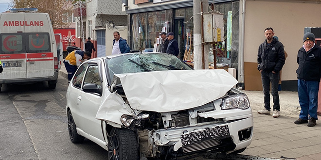 Otomobil ile işçi servisi çarpıştı, 1 kişi öldü, 3 kişi yaralandı