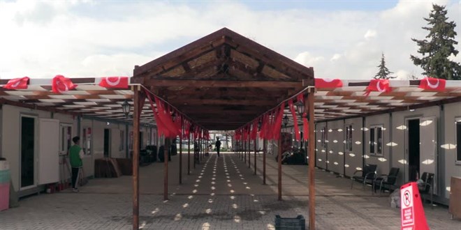 Prefabrik çarşıya kura ile yerleşen esnaf müşterilerini bekliyor