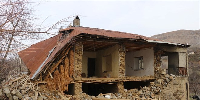 Deprem ve sel tütünü vurdu
