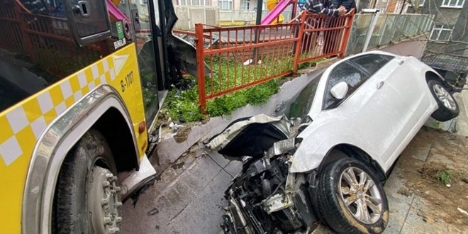 Kontrolden çıkan halk otobüsü durağa daldı