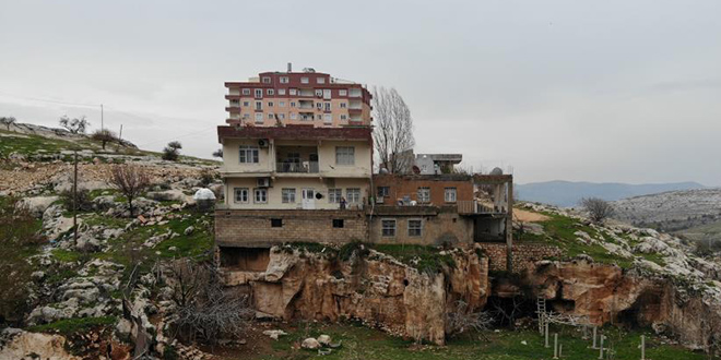 Mağara üzeri 3 katlı bina: 30 yıldır ayakta
