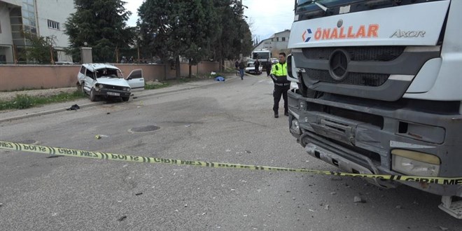 Beton mikseri otomobile çarptı; Anne öldü, oğlu yaralandı
