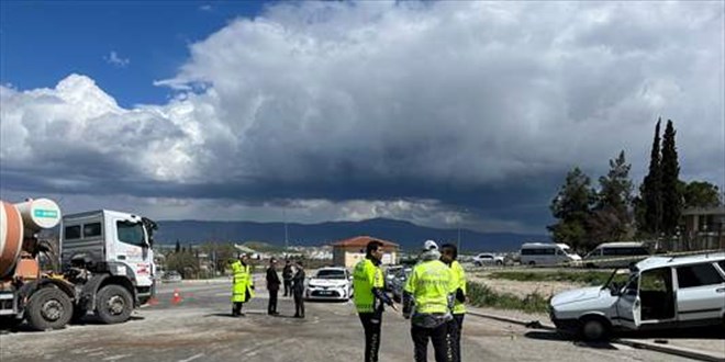 Denizli'de otomobil ile kamyonun çarpışması sonucu 1 kişi öldü, 1 kişi yaralandı