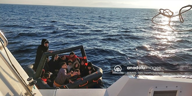 Kuşadası açıklarında 15 düzensiz göçmen kurtarıldı